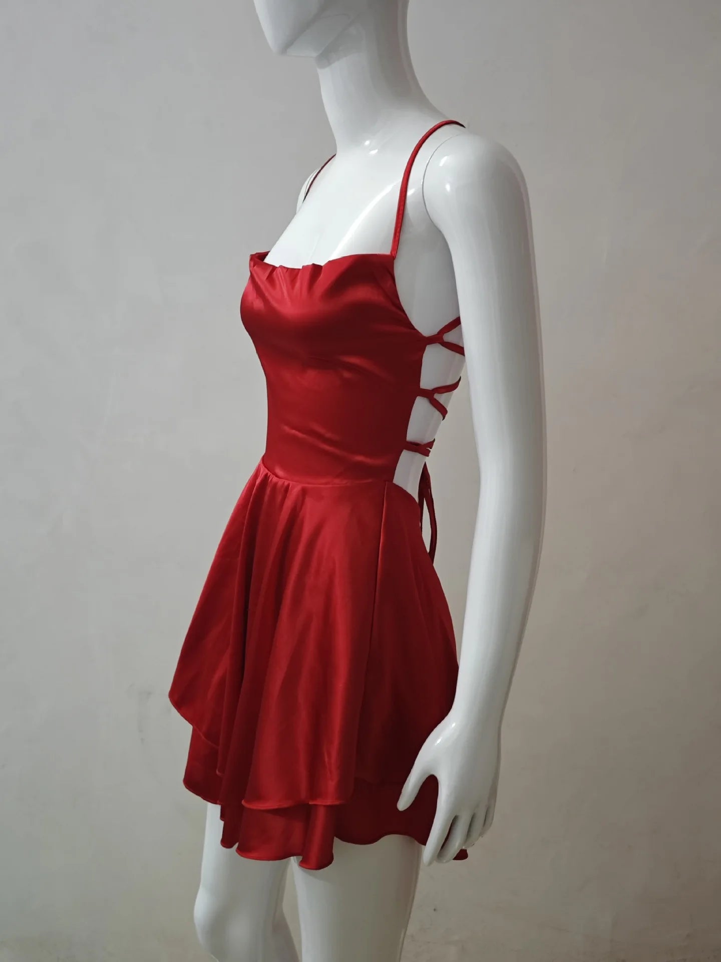 Robe bretelles satinée dos nu à lacets – sexy chic