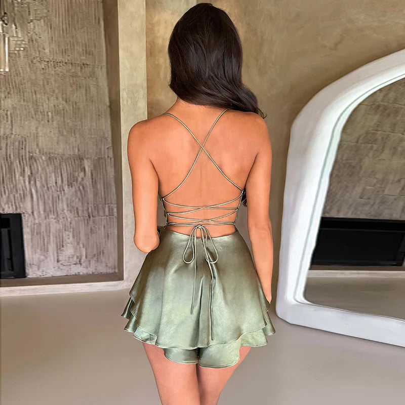 Robe bretelles satinée dos nu à lacets – sexy chic