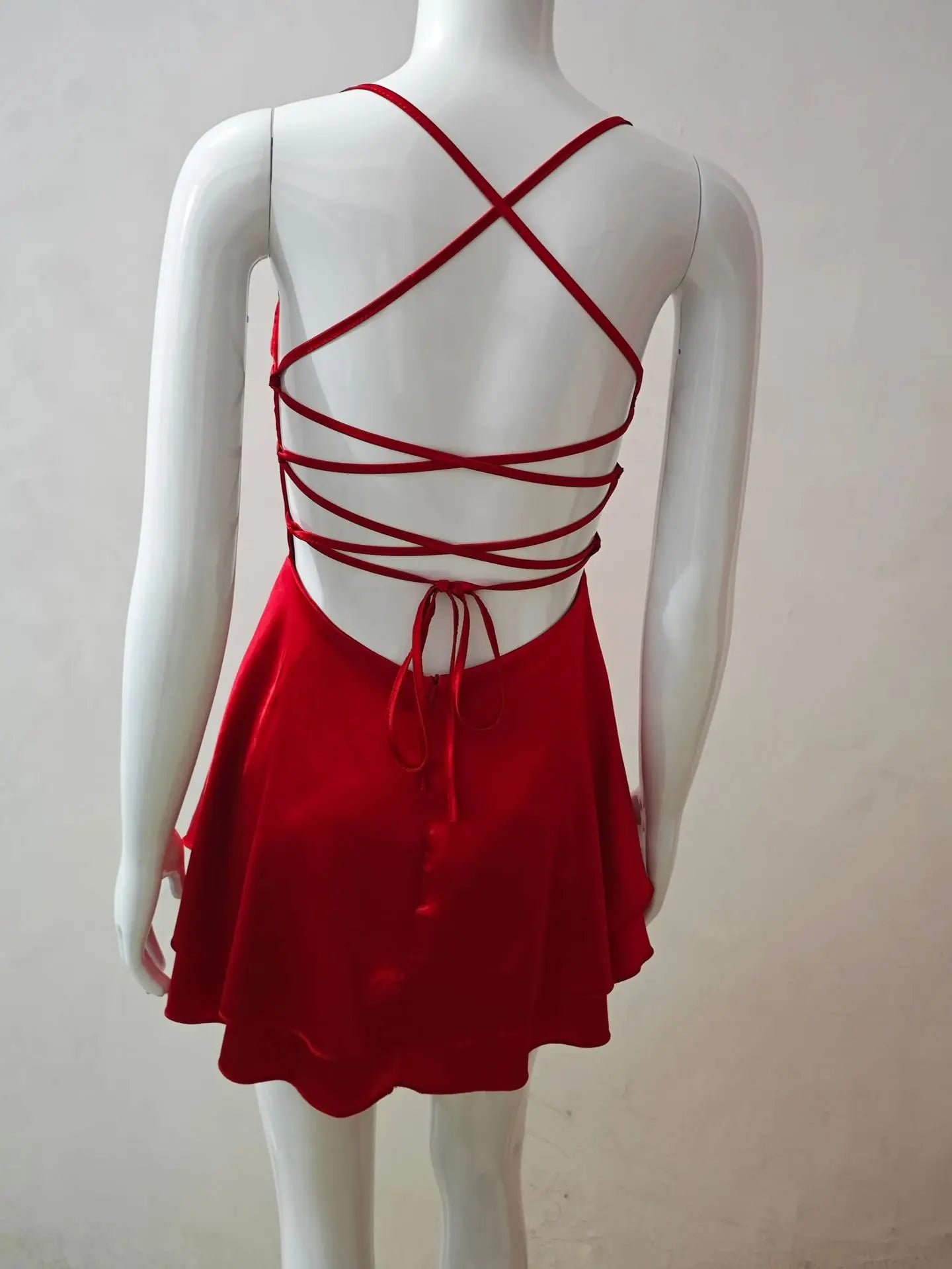 Robe bretelles satinée dos nu à lacets – sexy chic