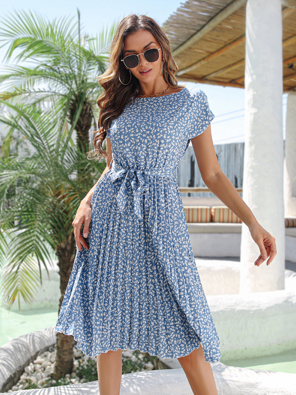 Robe fluide imprimée à manches courtes, col noué & jupe plissée – Printemps / Été