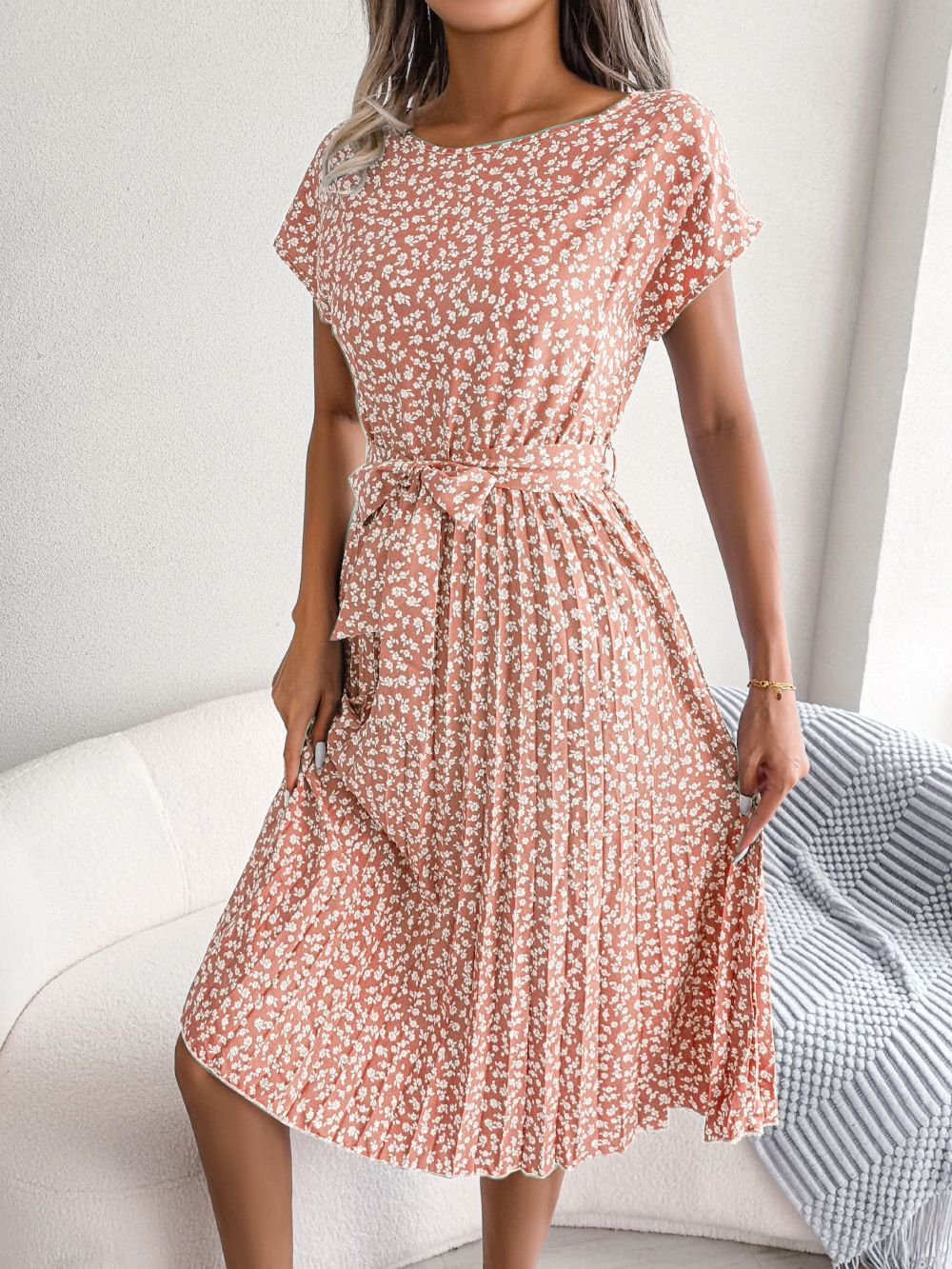 Robe fluide imprimée à manches courtes, col noué & jupe plissée – Printemps / Été
