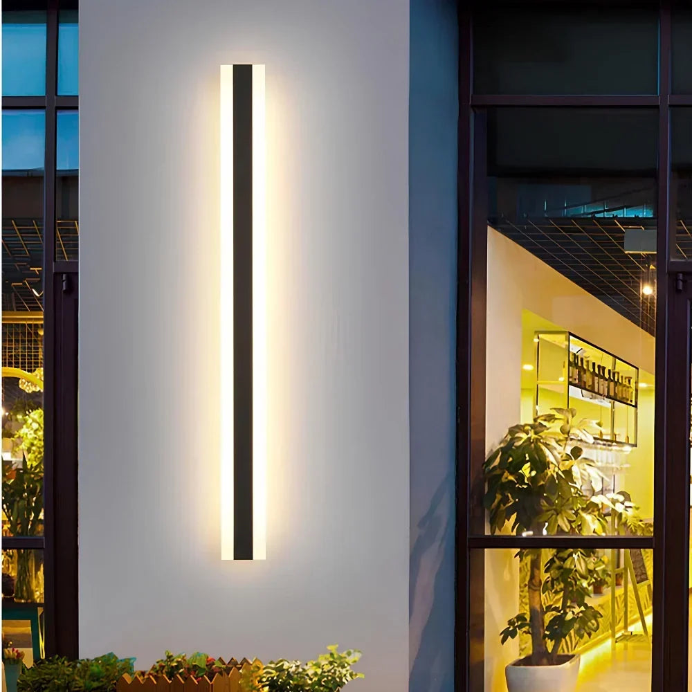 Lampada da parete lunga minimalista da esterno in metallo e LED con sensore di movimento per portico | boxzora