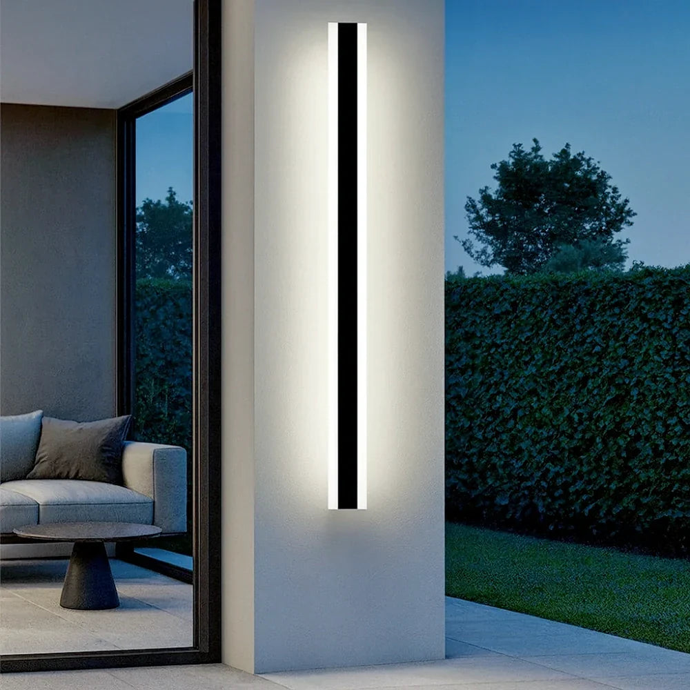Lampada da parete lunga minimalista da esterno in metallo e LED con sensore di movimento per portico | boxzora