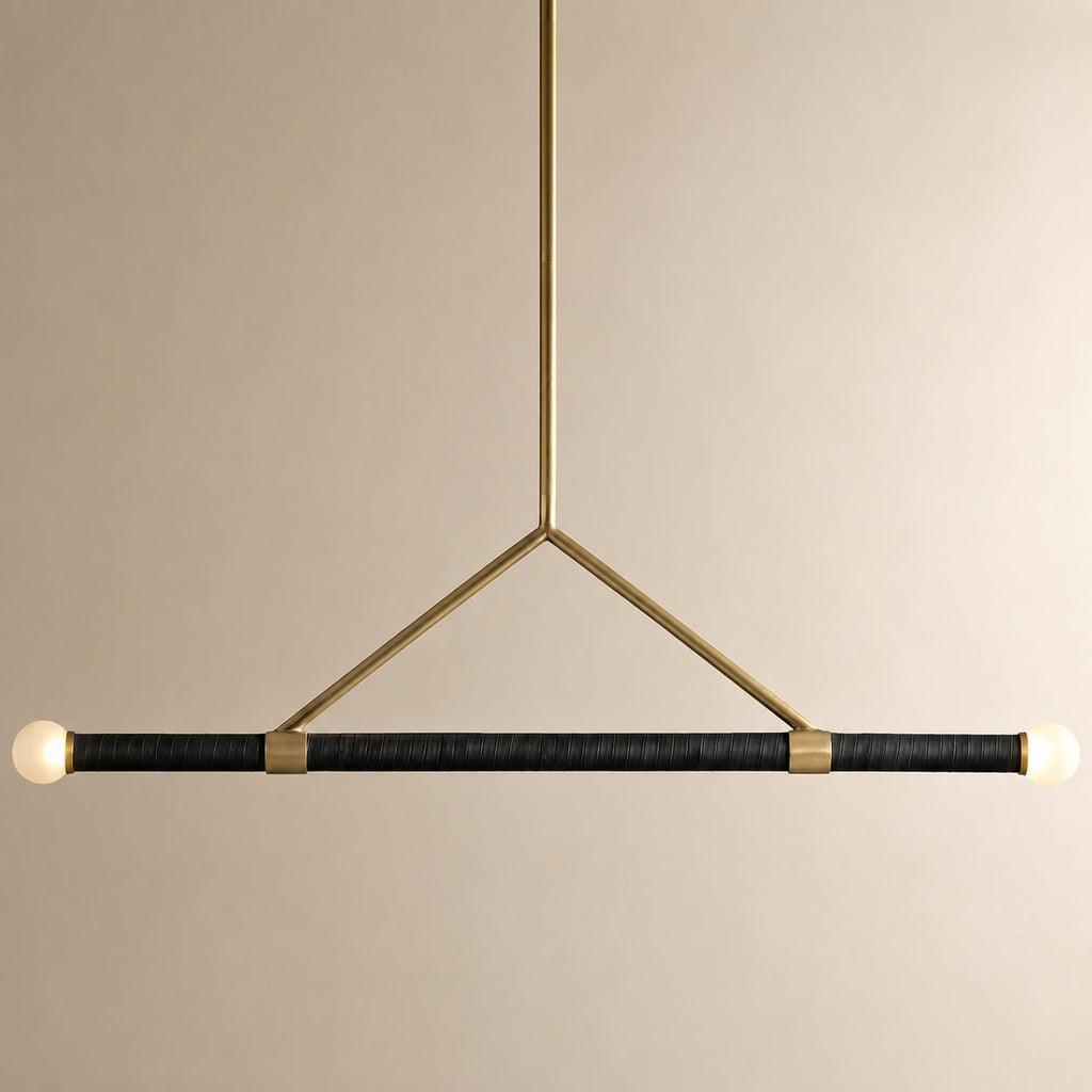 Lampada a sospensione lineare moderna — struttura in ottone, rivestimento nero, lampadine a globo satinato