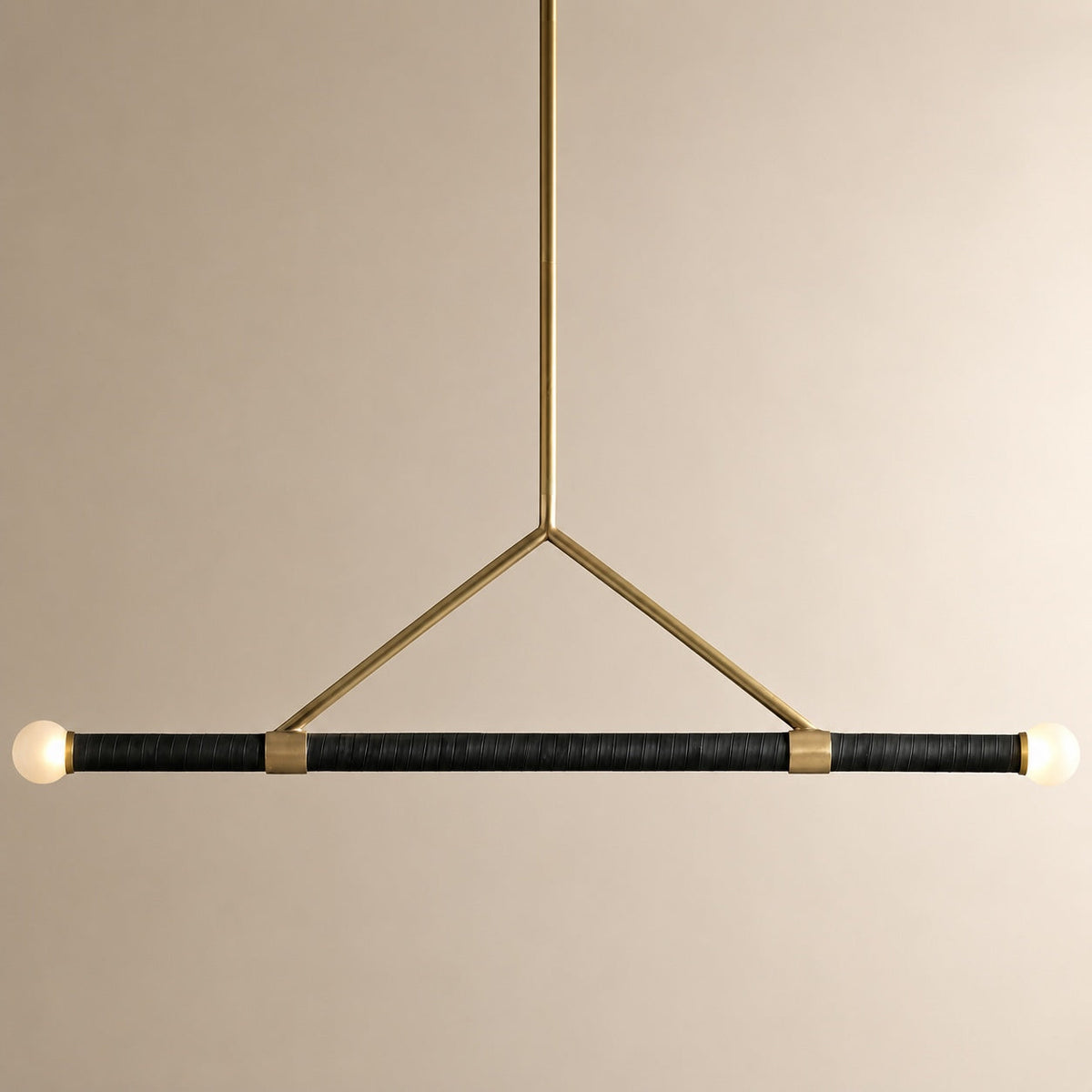 Lampada a sospensione lineare moderna — struttura in ottone, rivestimento nero, lampadine a globo satinato