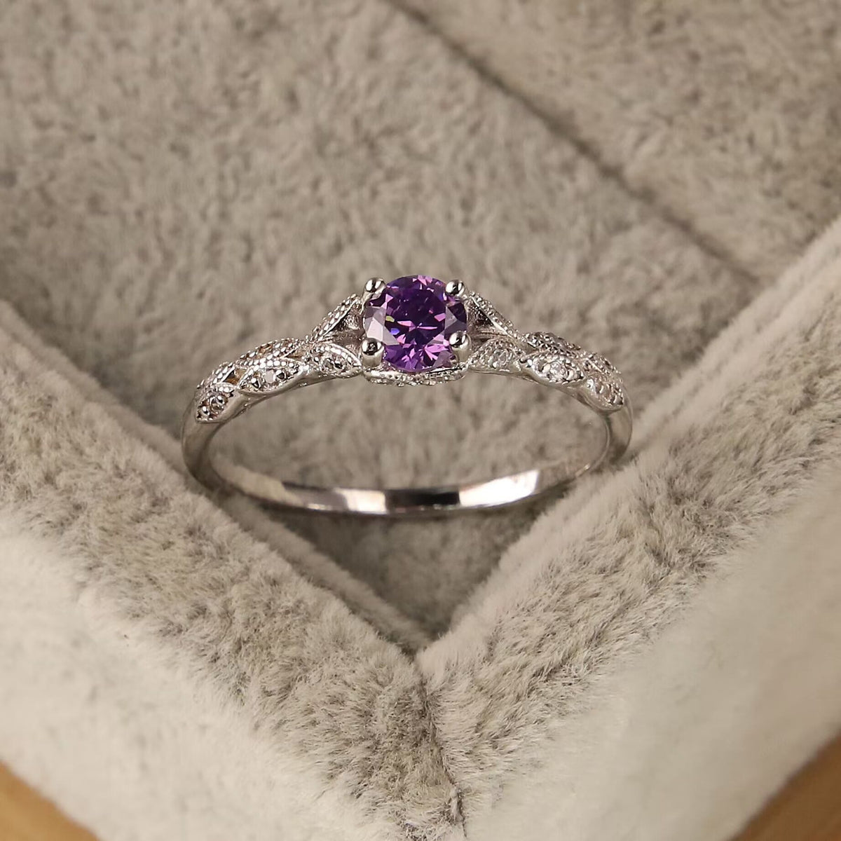 Bague Nova en améthyste et zircon — pierre centrale violette minimaliste