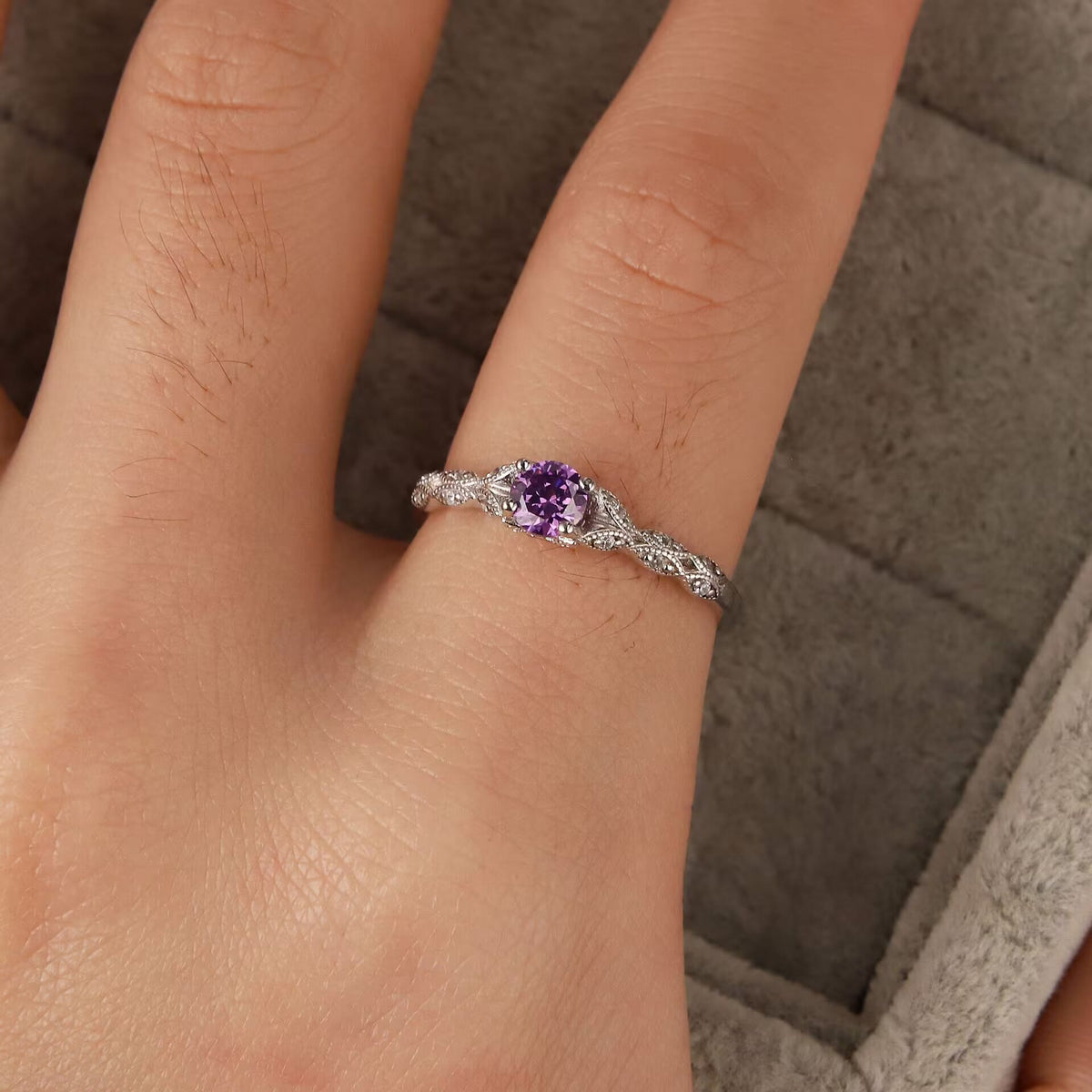 Bague Nova en améthyste et zircon — pierre centrale violette minimaliste