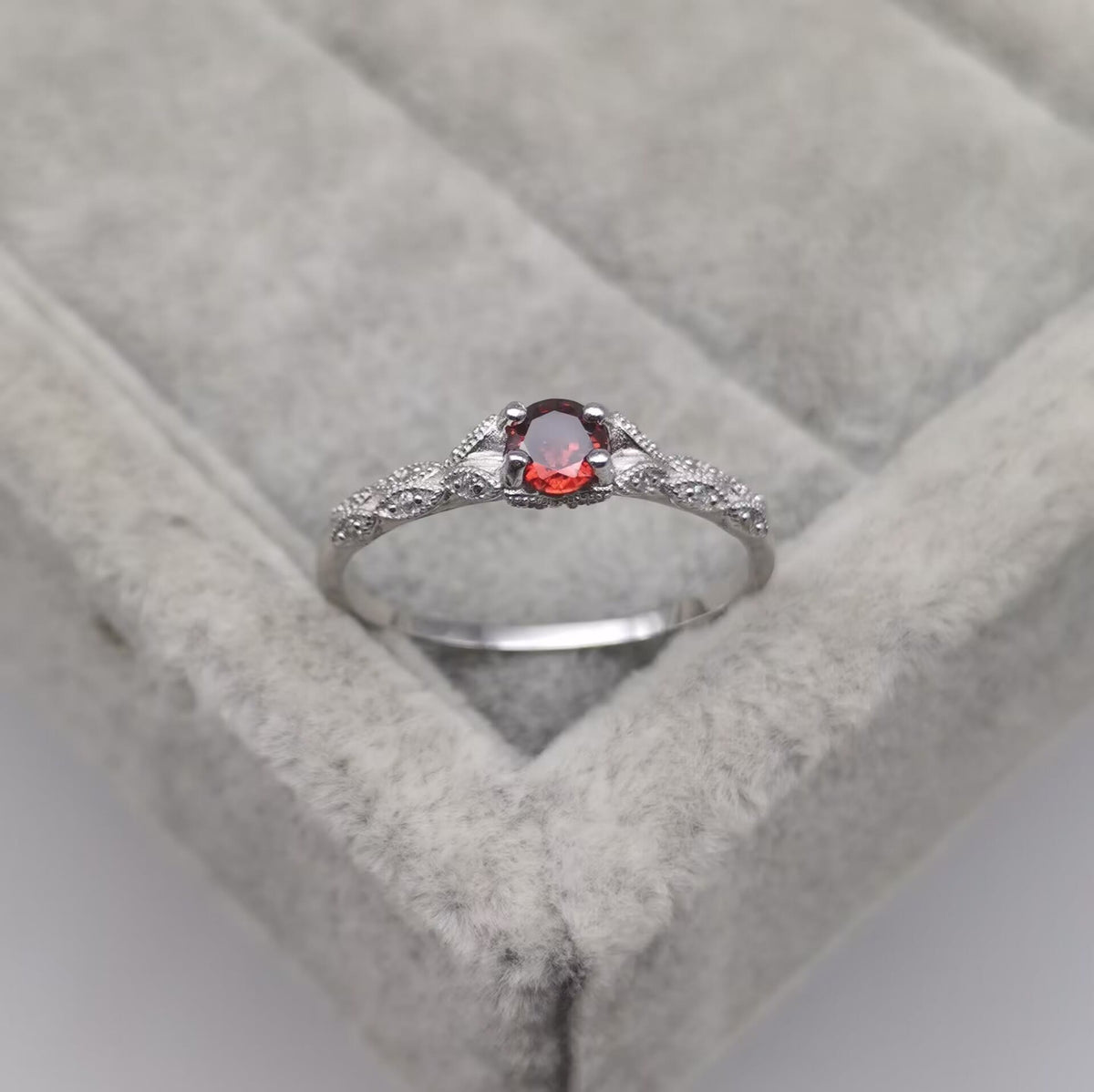 Bague Nova en améthyste et zircon — pierre centrale violette minimaliste