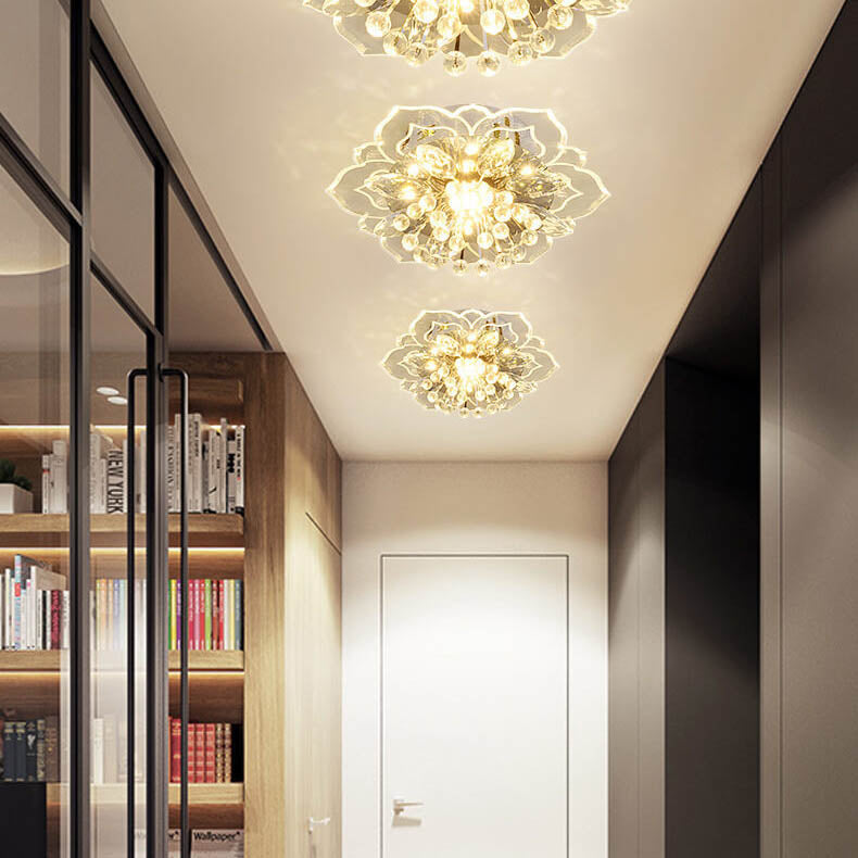 Plafonieră LED din cristal GlowPetal — design modern, structură în formă de floare, consum redus de energie