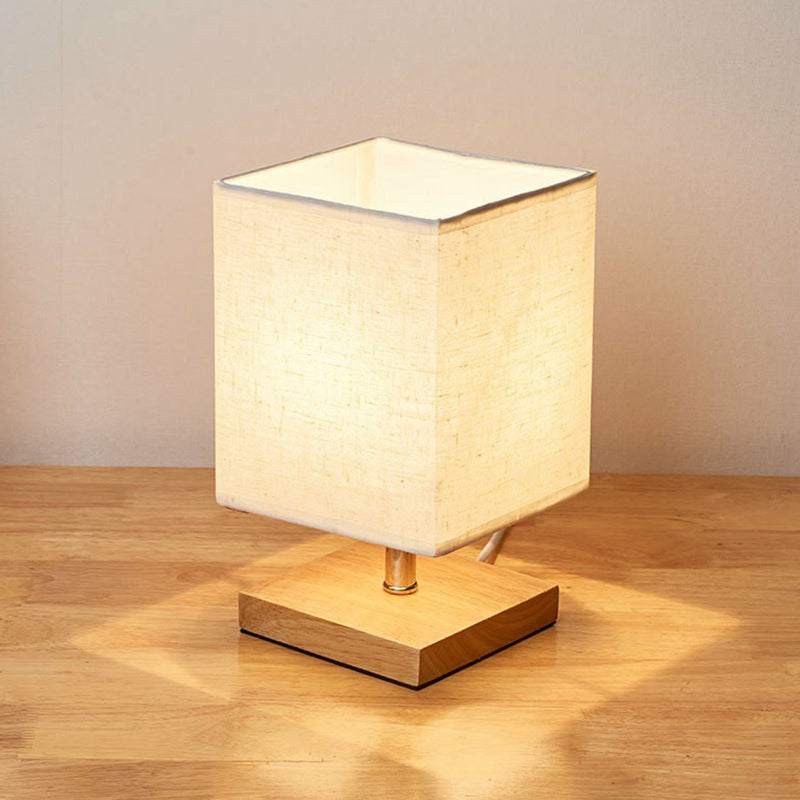 LinenWood minimalistisk bordslampa — bas i naturligt trä, mjuk linneskärm