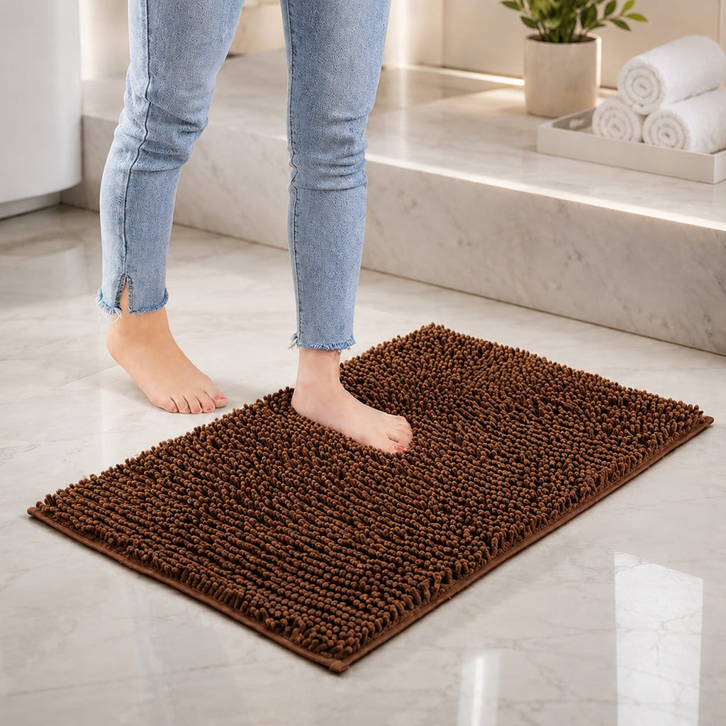 Alfombrilla de baño moderna de chenilla — acolchado de espuma viscoelástica, base antideslizante, superficie ultraabsorbente
