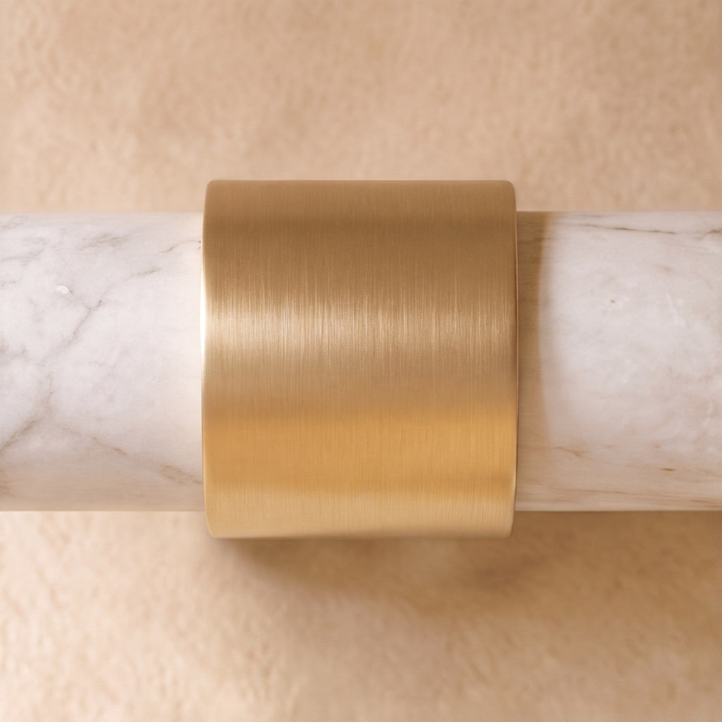 Set med moderna skåpsknoppar och lådhandtag i marmor och mässing — ergonomisk design