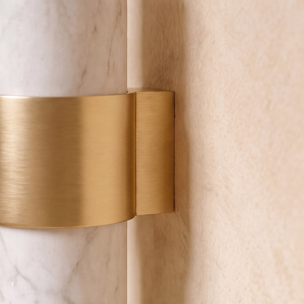 Set med moderna skåpsknoppar och lådhandtag i marmor och mässing — ergonomisk design