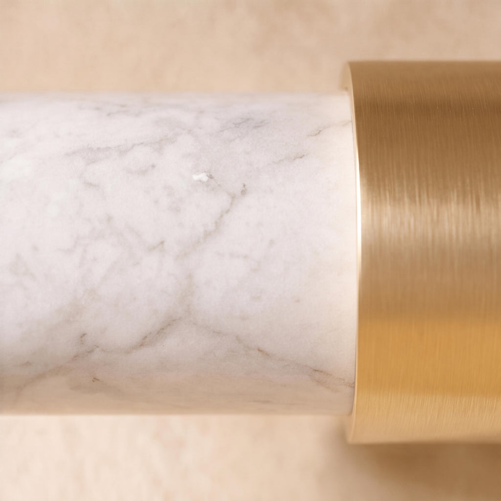 Set med moderna skåpsknoppar och lådhandtag i marmor och mässing — ergonomisk design