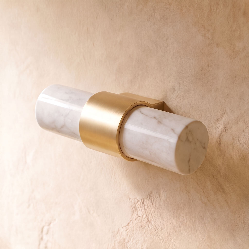 Set med moderna skåpsknoppar och lådhandtag i marmor och mässing — ergonomisk design