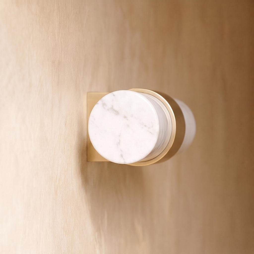 Set med moderna skåpsknoppar och lådhandtag i marmor och mässing — ergonomisk design