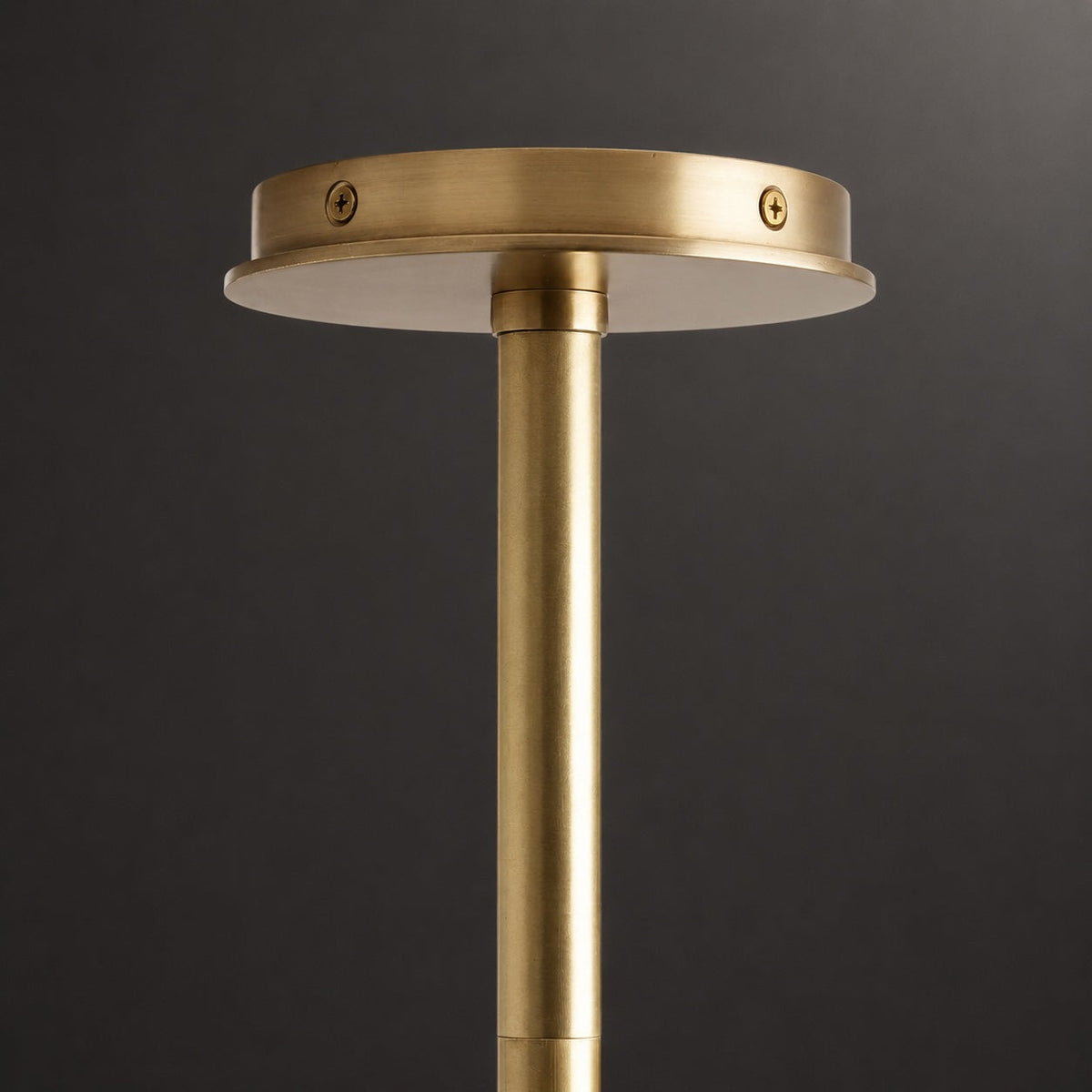 Lampada a sospensione lineare moderna — struttura in ottone, rivestimento nero, lampadine a globo satinato
