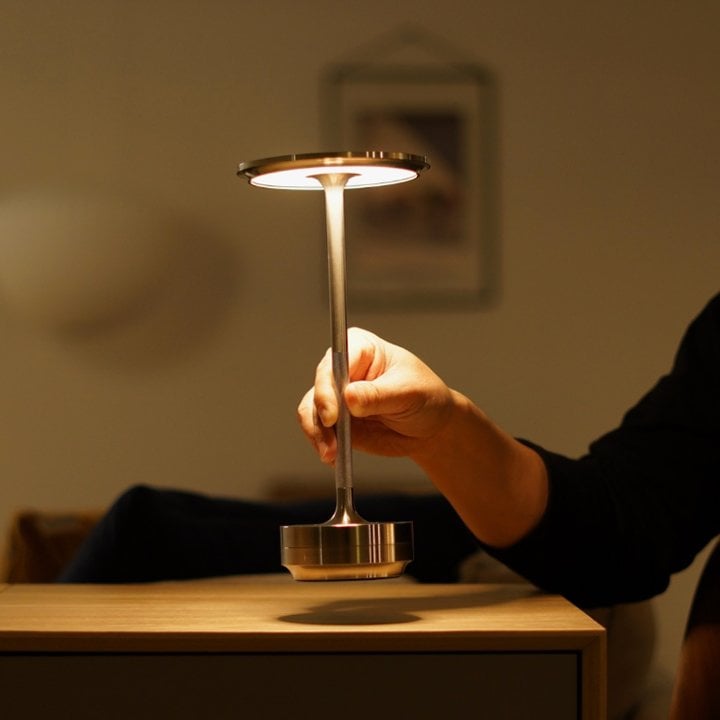 Dimm­bare Schreibtischlampe Thread - wasserdichtes, kabellos wiederaufladbares Design