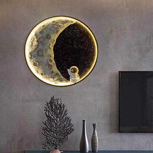 Moderne vegglampe med månetekstur som dekorasjon | boxzora