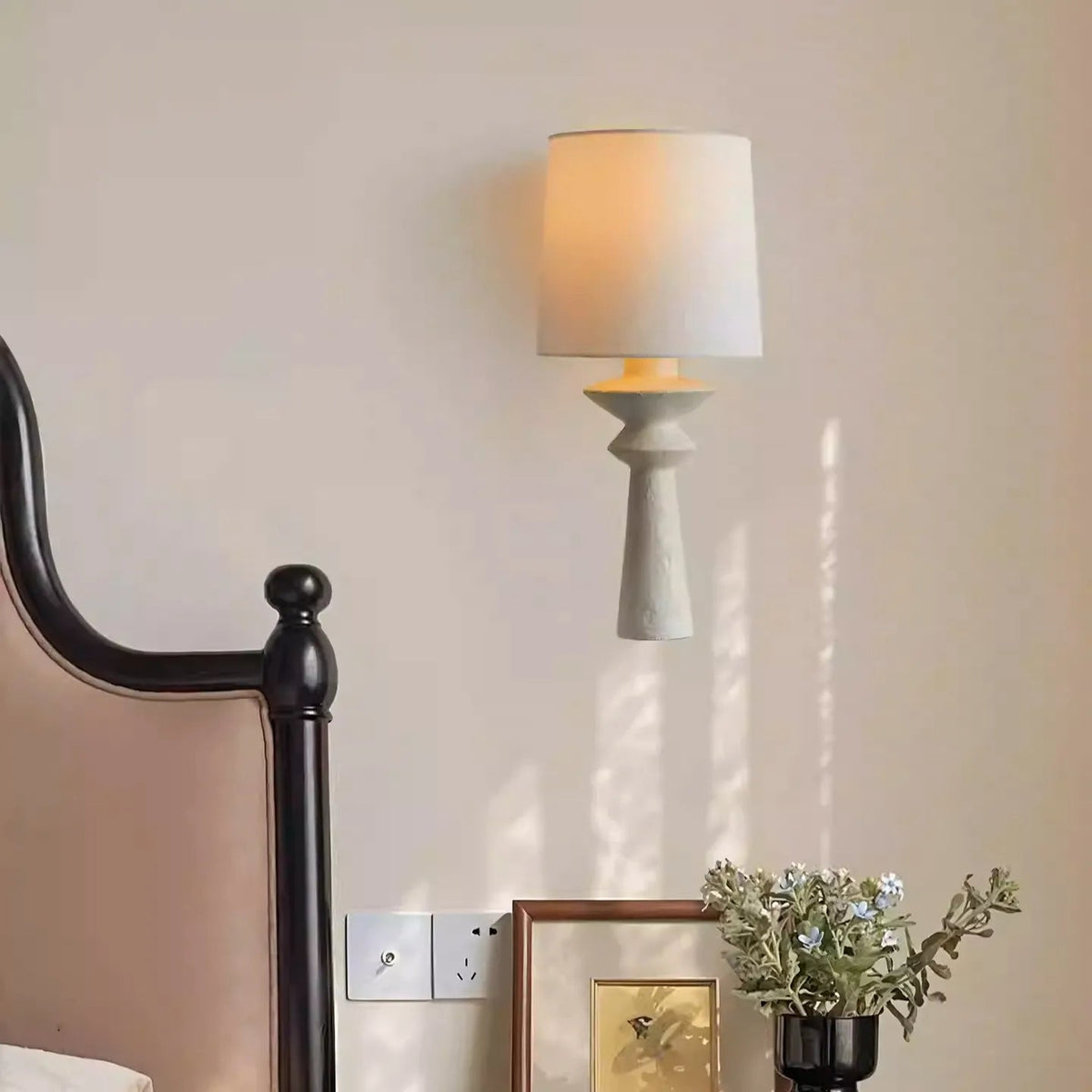Nordisk dimbar vegglampe i stoff og tre til stuen | boxzora