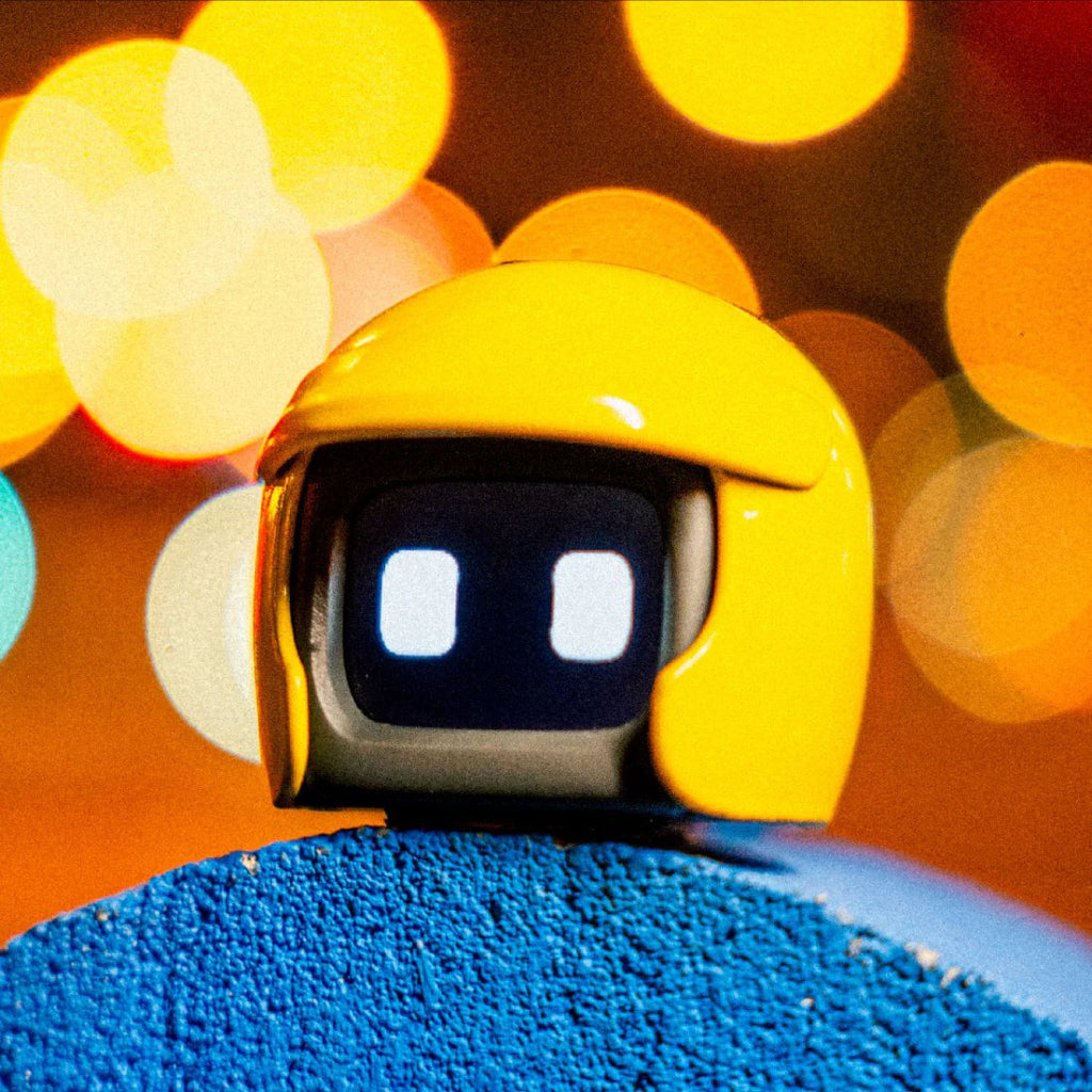 Minimalist Desktop Robot Figurine — 5.5 × 5.5 cm Compact Sculpture