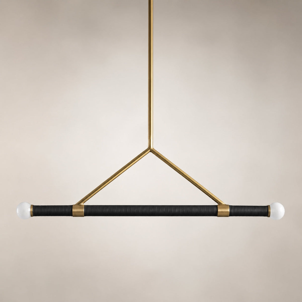 Lampada a sospensione lineare moderna — struttura in ottone, rivestimento nero, lampadine a globo satinato