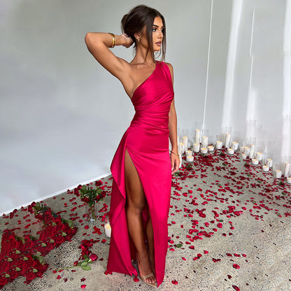 Robe satinée dos nu – L'élégance qui fait chavirer tous les regards