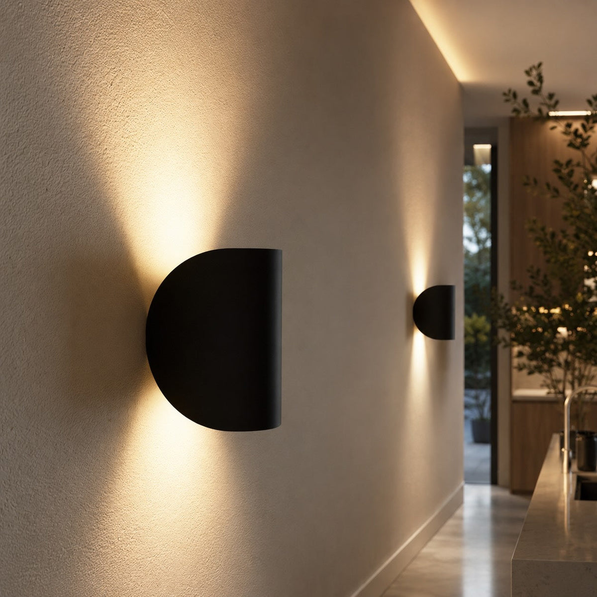 Modern vägglampa i aluminium — LED-armatur med uppåt- och nedåtriktat ljus, justerbar, dimbar och energieffektiv