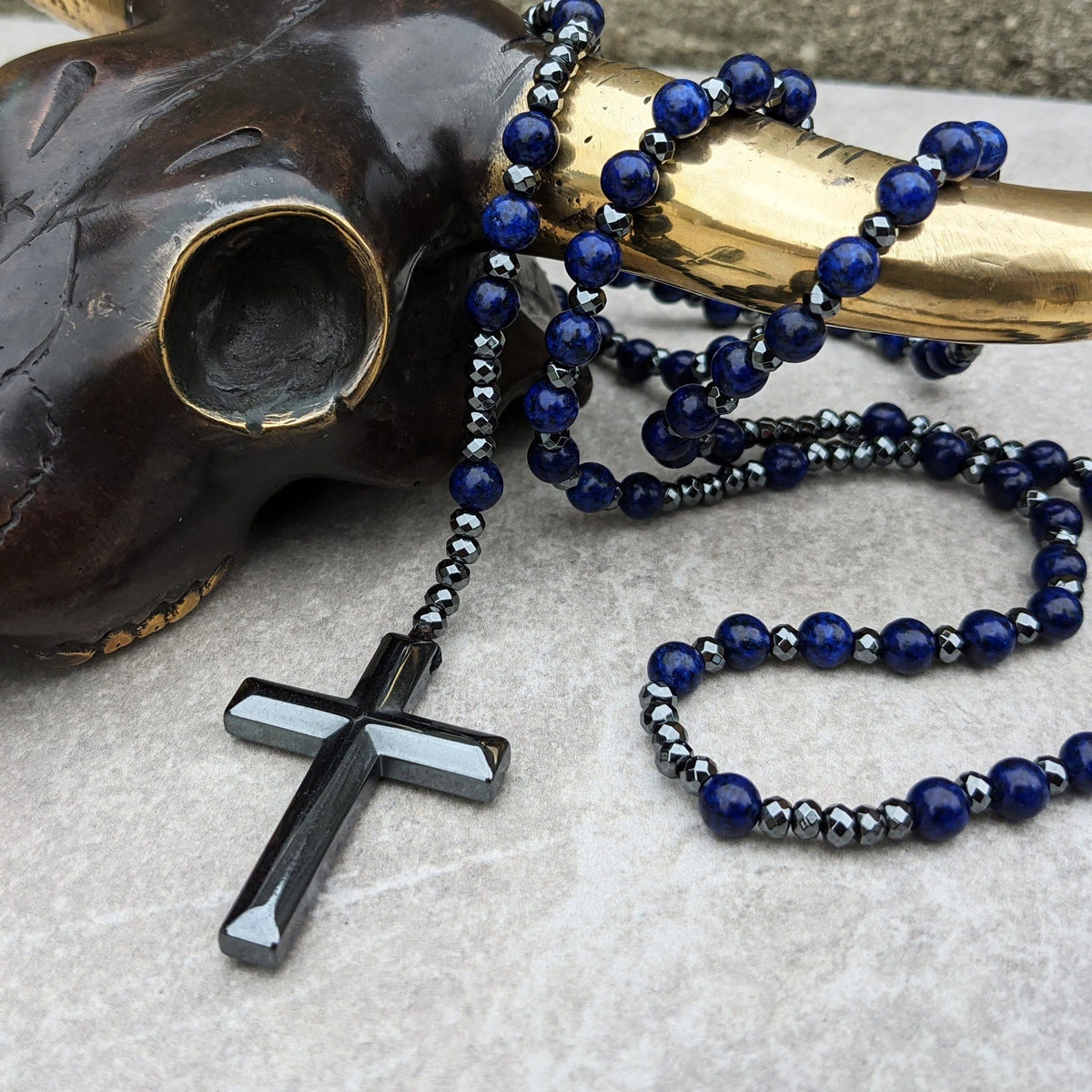Collana con rosario da uomo Orion — Catena con perle a forma di croce in occhio di tigre e lapislazzuli