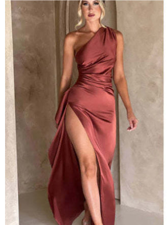Robe satinée dos nu – L'élégance qui fait chavirer tous les regards