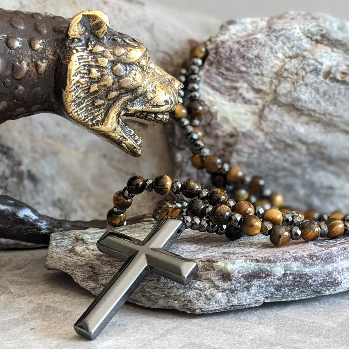 Collana con rosario da uomo Orion — Catena con perle a forma di croce in occhio di tigre e lapislazzuli