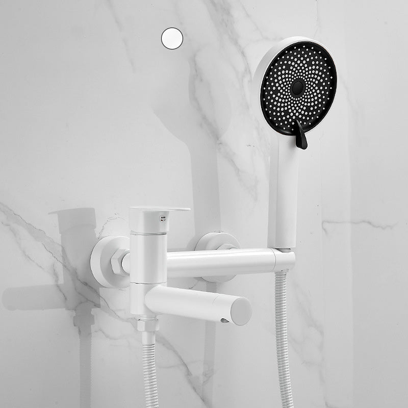 Moderner Badewannenhahn mit Einhebelbedienung zur Wandmontage und Handbrause