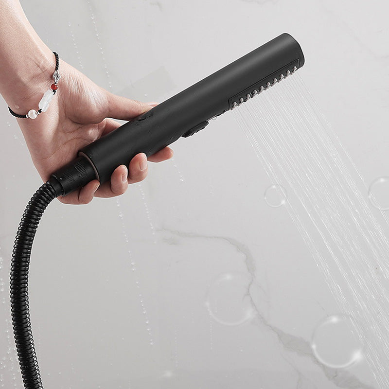 Moderner Badewannenhahn mit Einhebelbedienung zur Wandmontage und Handbrause
