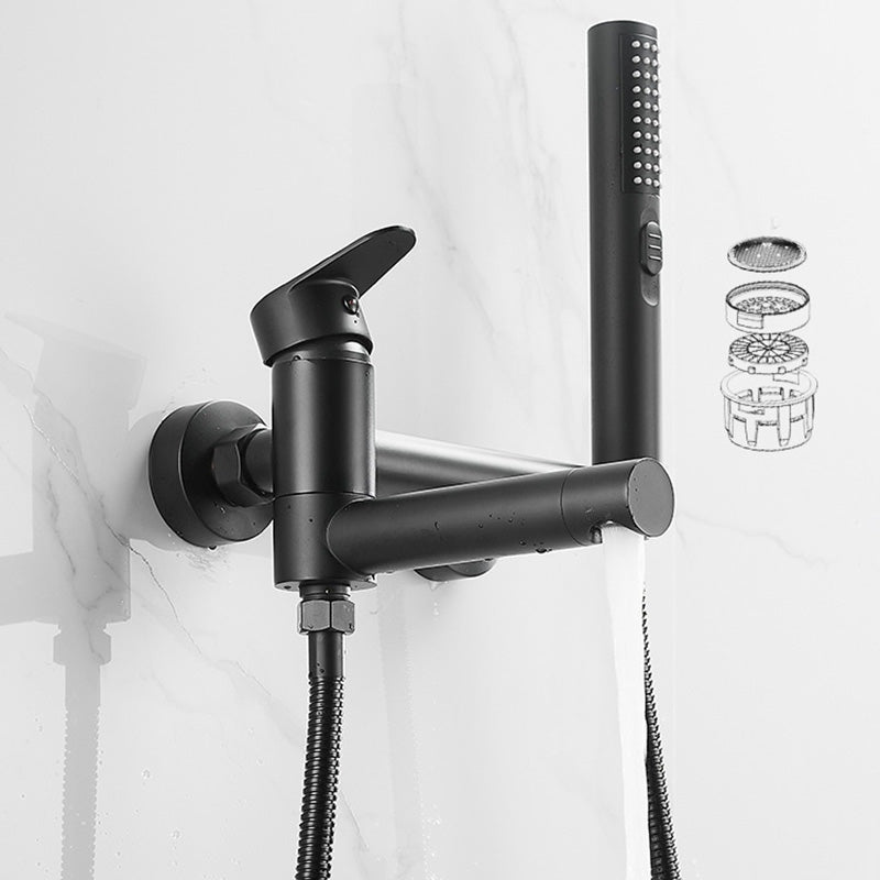 Moderner Badewannenhahn mit Einhebelbedienung zur Wandmontage und Handbrause