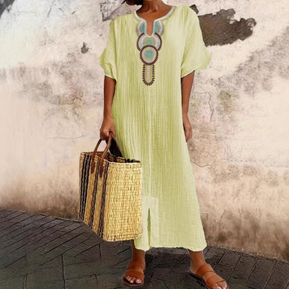 Robe été en lin brodé fendue