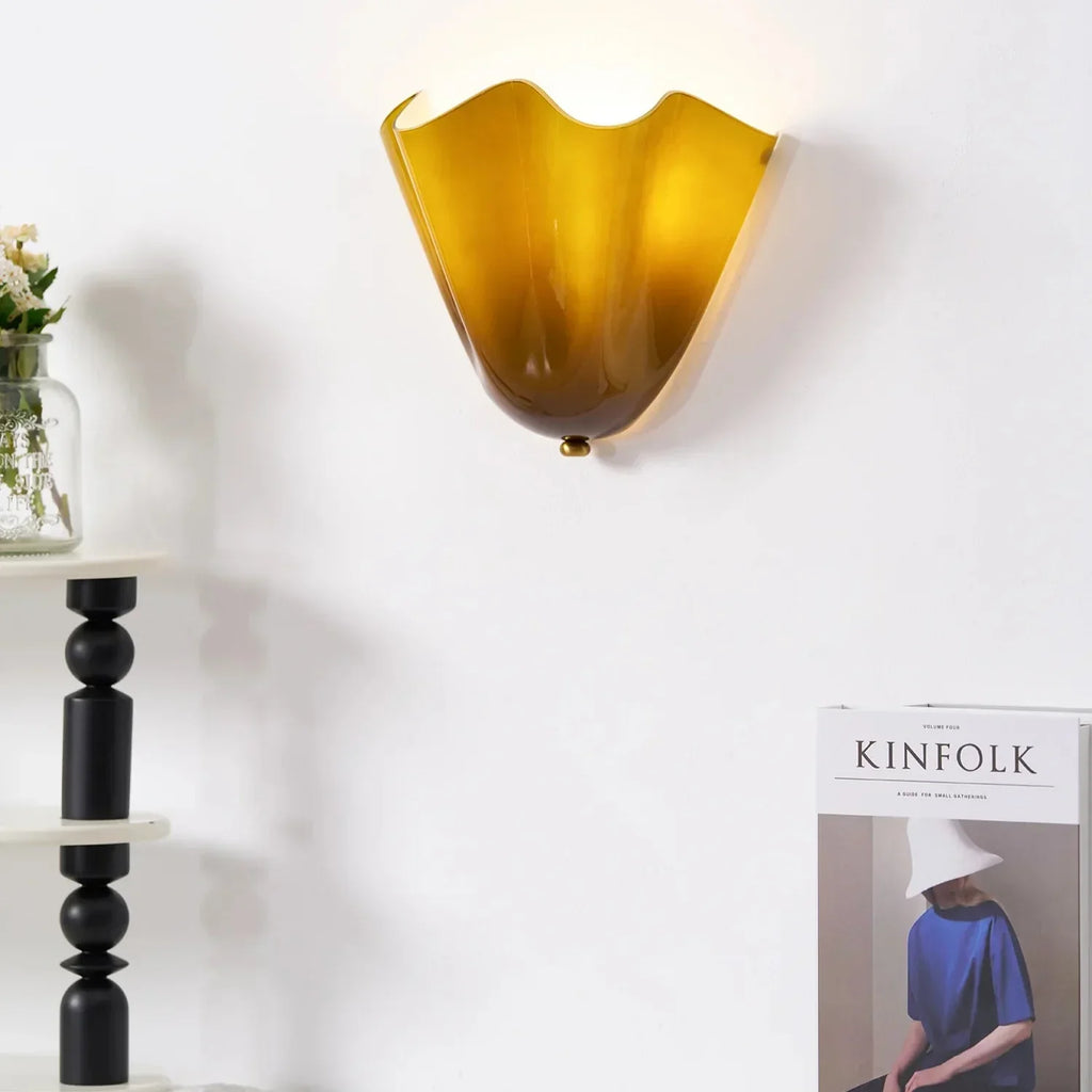 Nástěnné svítidlo z vitrážového skla — retro vzor mušle