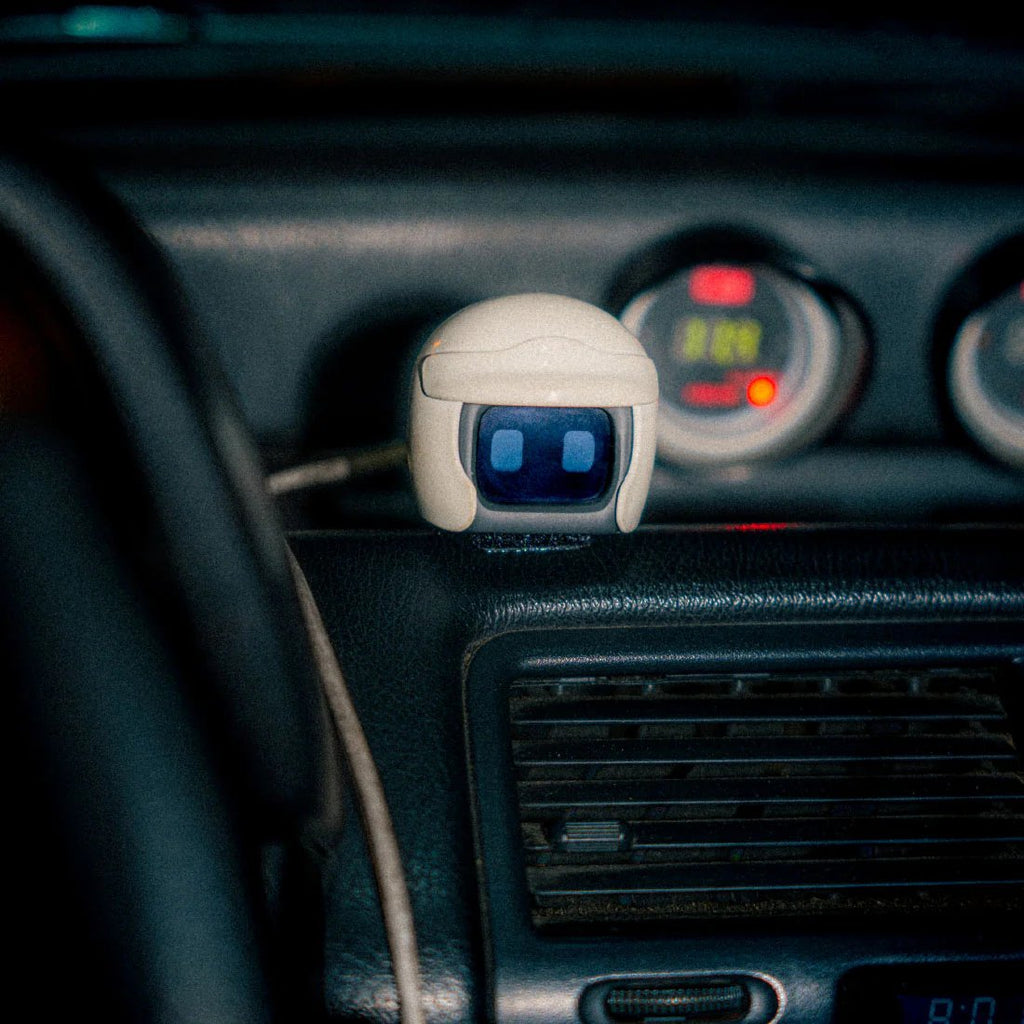 Minimalist Desktop Robot Figurine — 5.5 × 5.5 cm Compact Sculpture