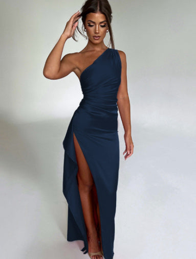 Robe satinée dos nu – L'élégance qui fait chavirer tous les regards