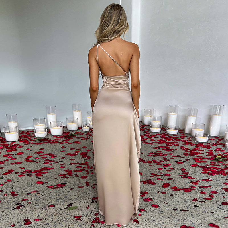 Robe satinée dos nu – L'élégance qui fait chavirer tous les regards