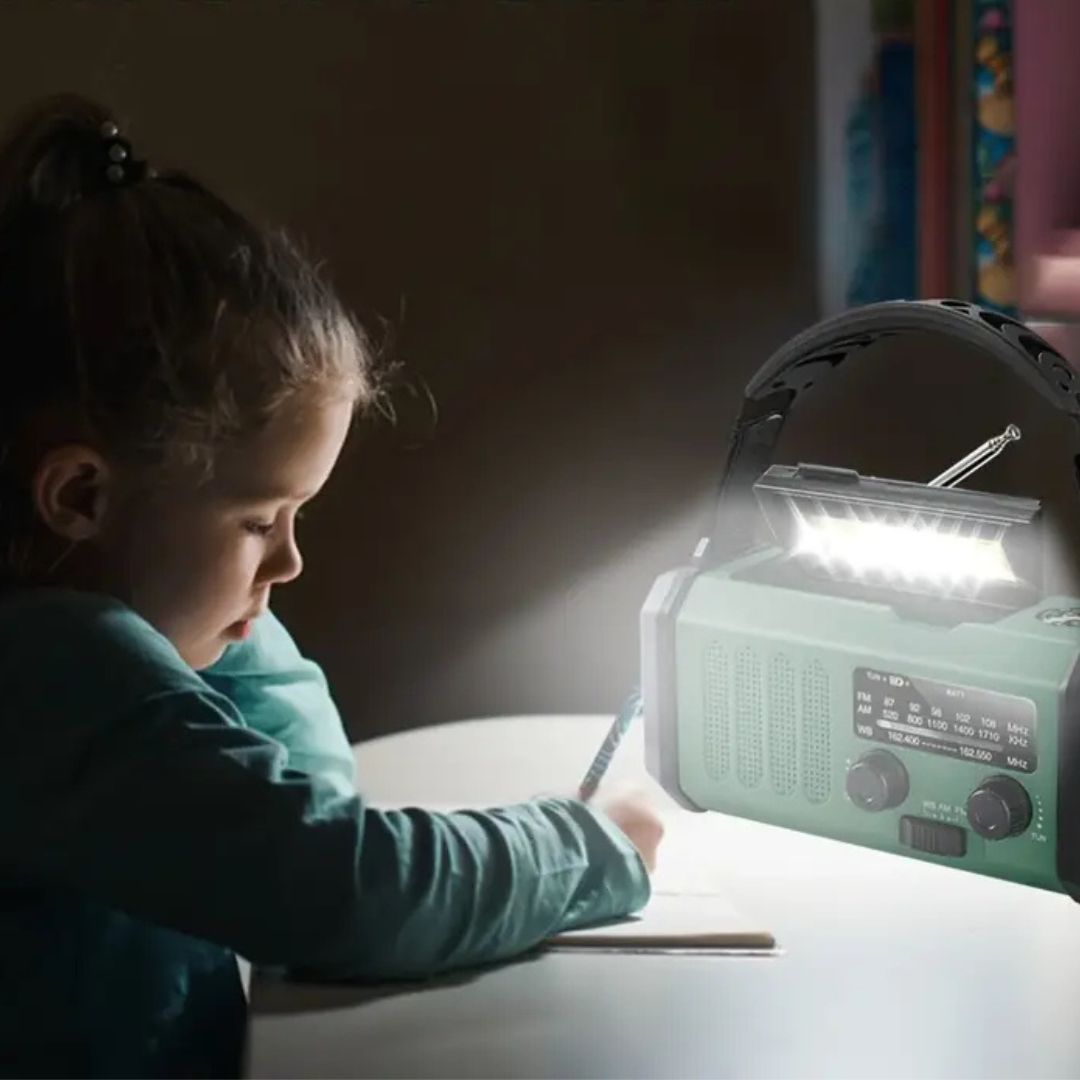 רדיו חירום סולארי עם ידית הפעלה - סוללת גיבוי ופנס LED משולבים