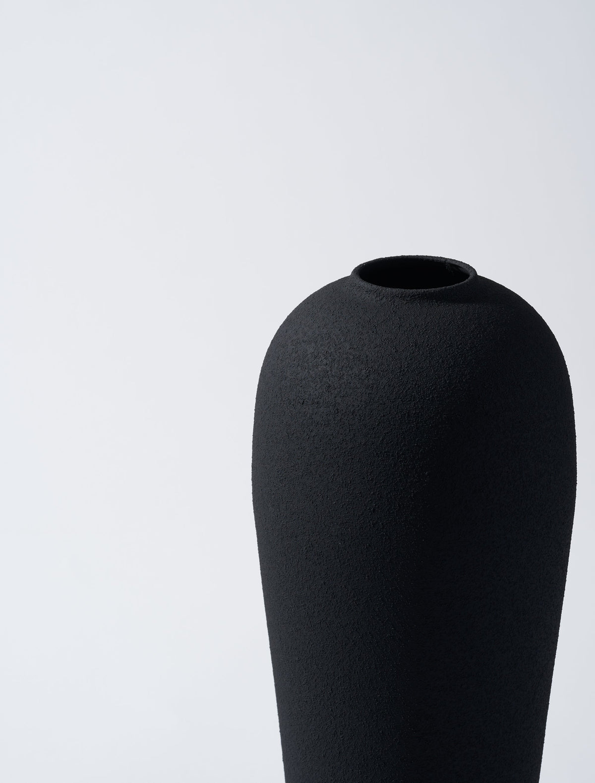 Lola Modern Vase — Textured Black Finish, 18.7 Cm Height