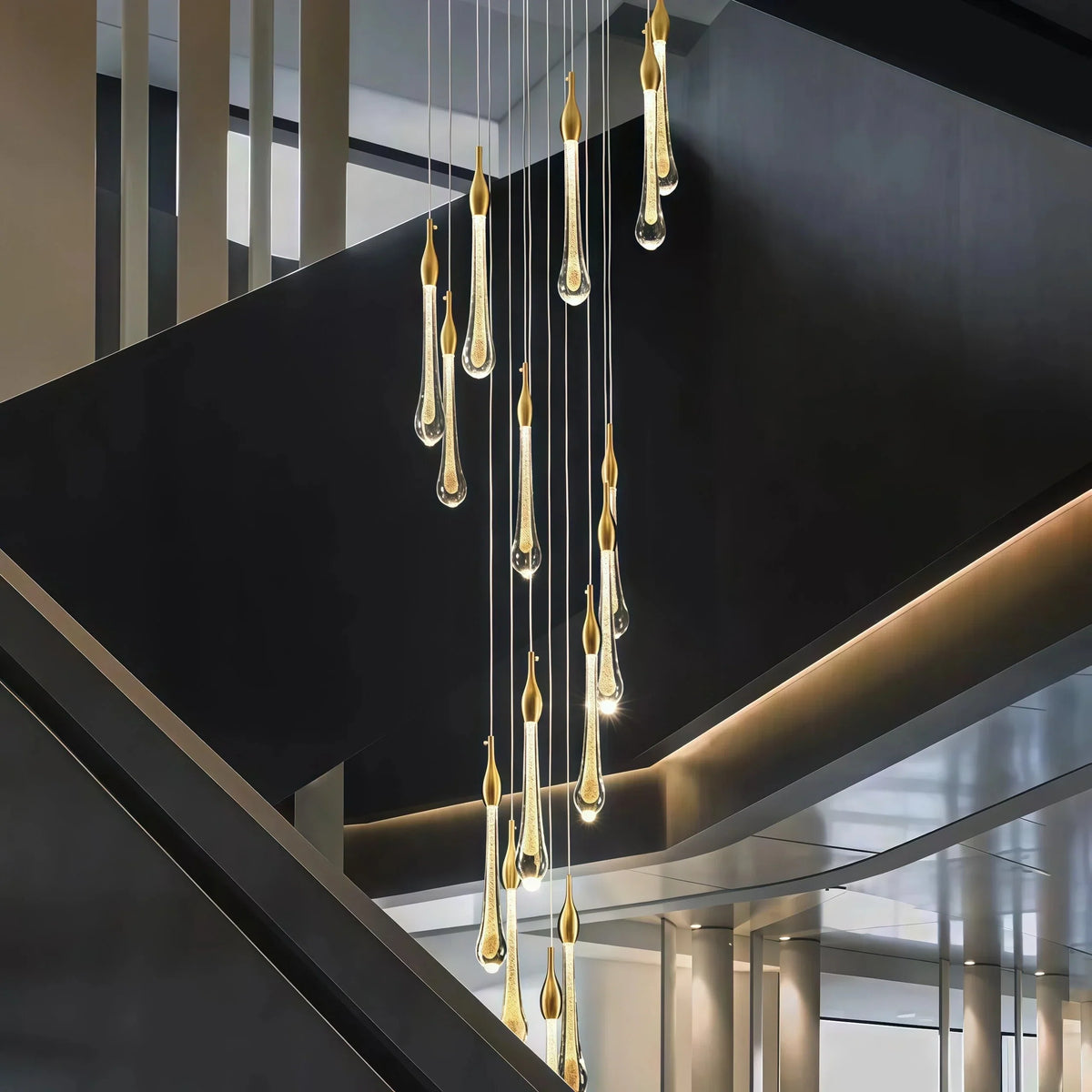 Candelabru luxos din cristale, în formă de lacrimă, auriu și durabil, pentru casa scării | boxzora
