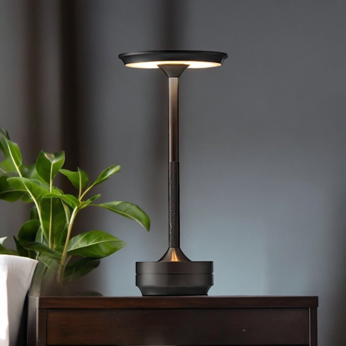 Aura moderne LED-Tischlampe – kabellos wiederaufladbar, Touch-Steuerung, minimalistisches Design