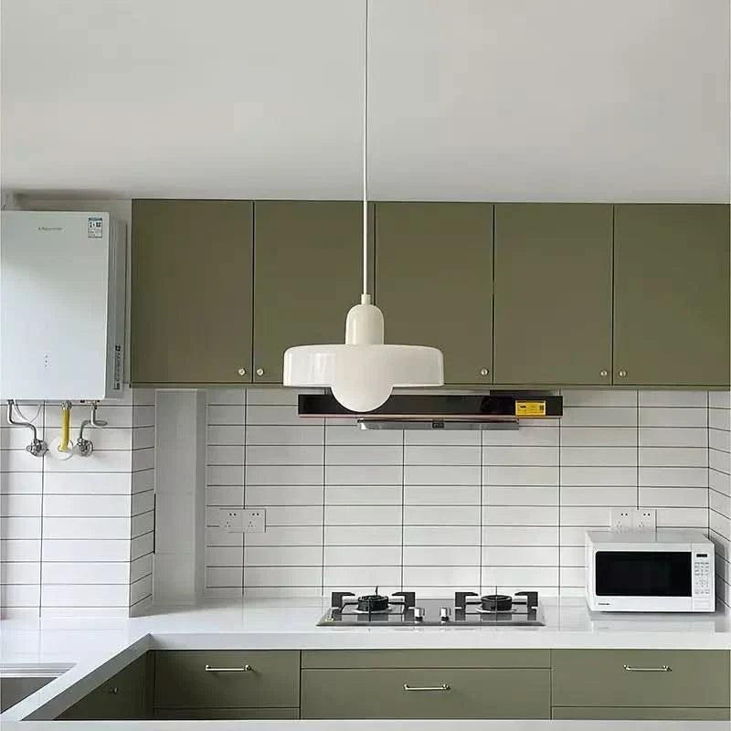 Lampa wisząca Bauhaus — kolorowy szklany klosz, regulowane zawieszenie