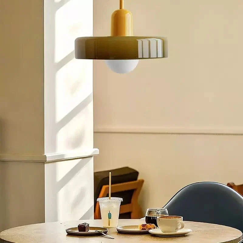 Lampa wisząca Bauhaus — kolorowy szklany klosz, regulowane zawieszenie