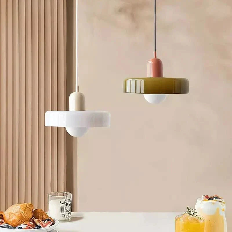 Lampa wisząca Bauhaus — kolorowy szklany klosz, regulowane zawieszenie