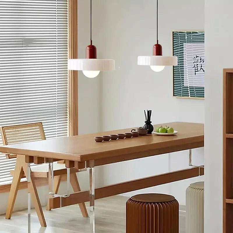 Lampa wisząca Bauhaus — kolorowy szklany klosz, regulowane zawieszenie