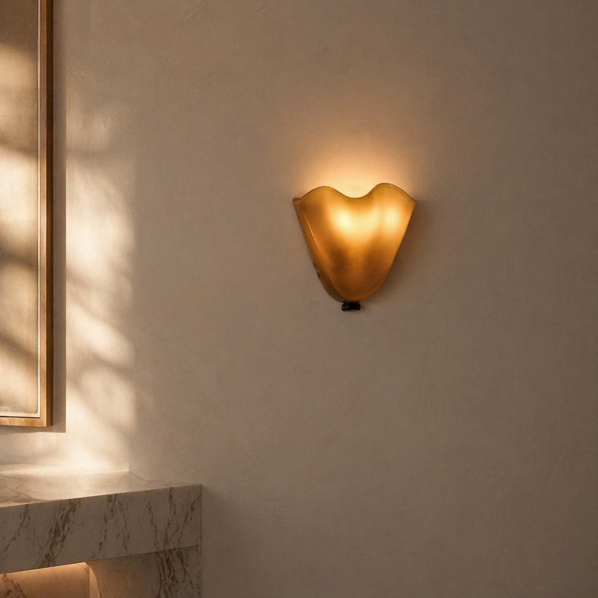Retro vägglampa i glas — skaldesign, järnbas, LED-belysning, 28cm bred