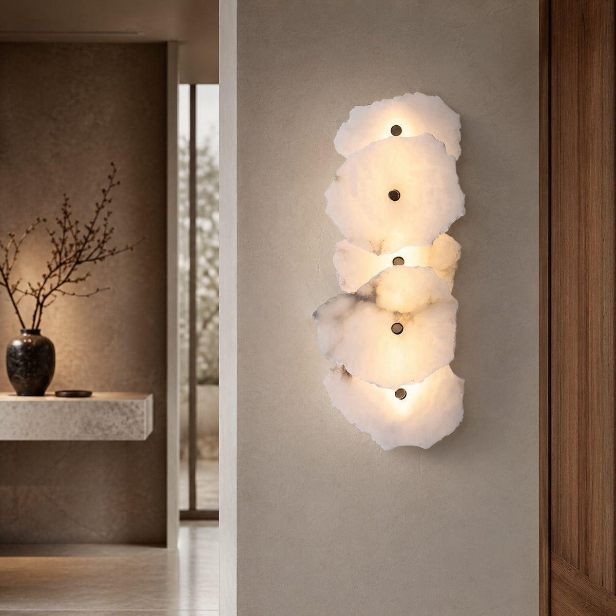 Modern justerbar vägglampa — väggmonterad LED-armatur, järnram och marmordetalj