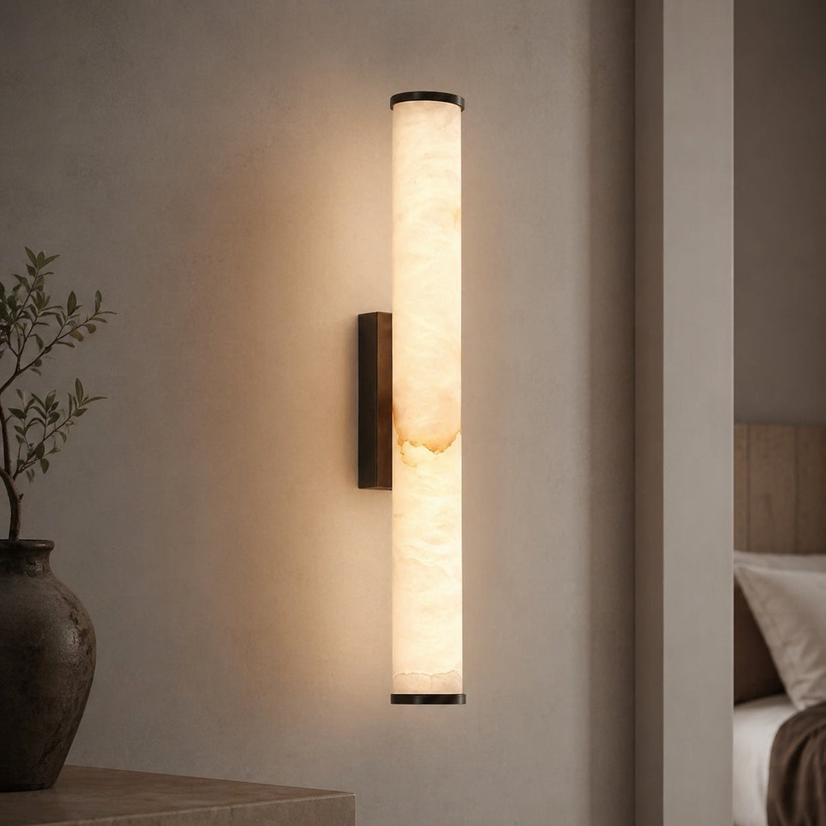 Moderne vægmonteret LED-væglampe — varmt hvidt lys, skærm med marmoreffekt i resin og kobberdetaljer